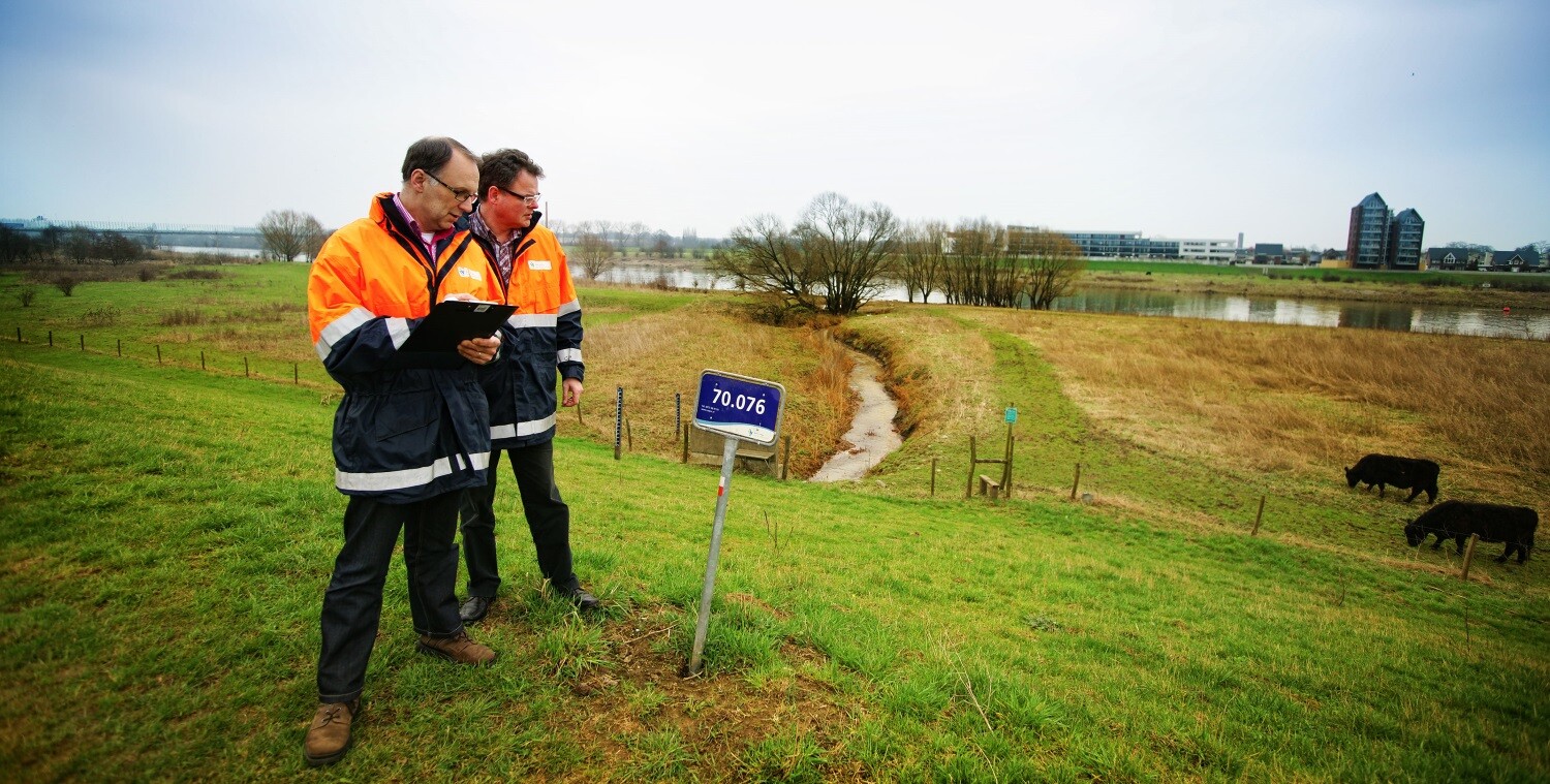 Bedrijfsrelevante documenten op een presenteerblaadje